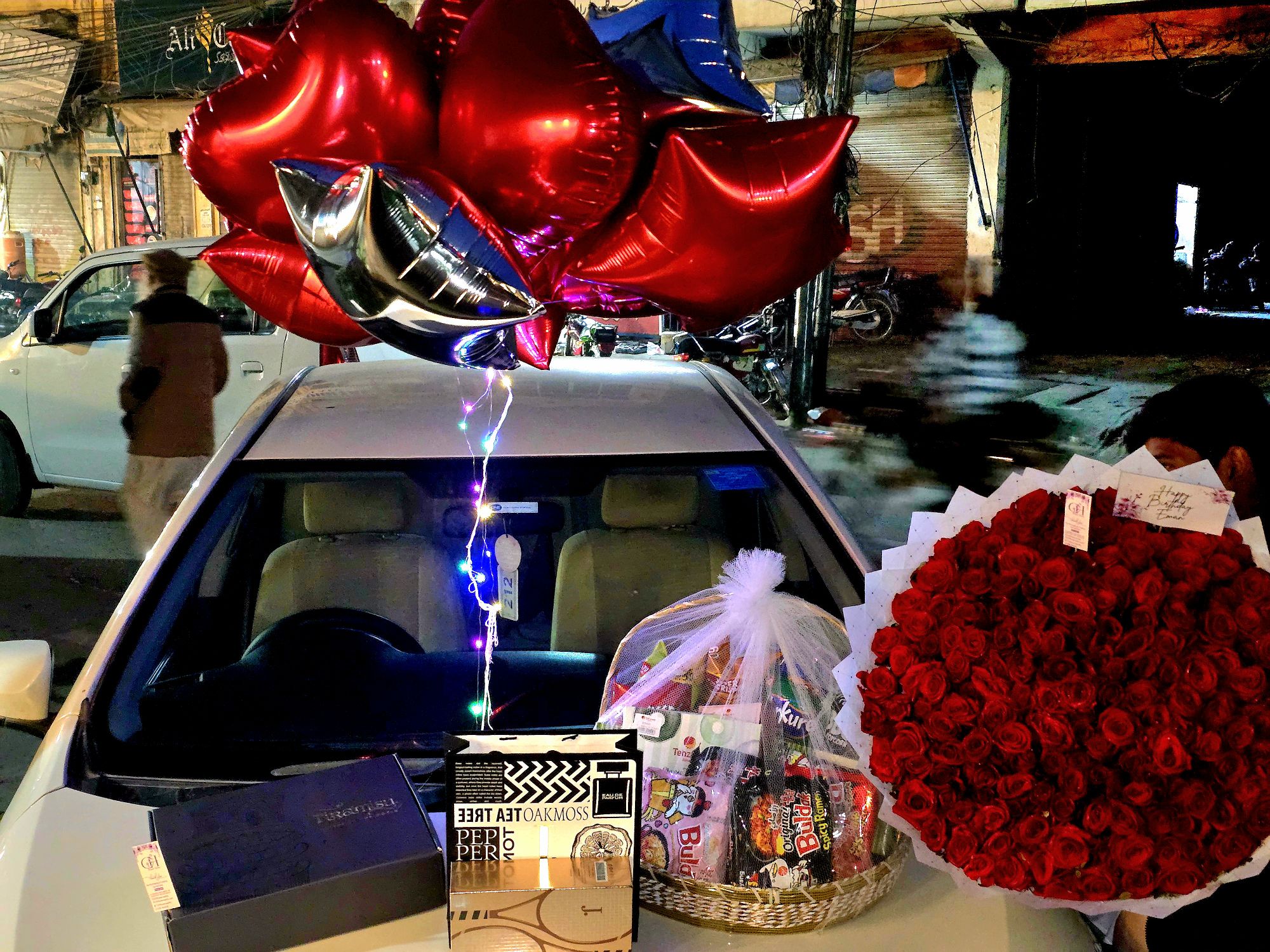 Valentine luxury flower arrangement with 150 red roses flowers delivery in Islamabad and Rawalpindi